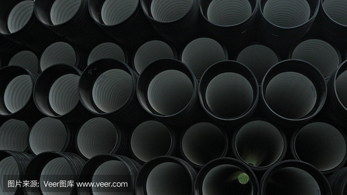 成品塑料管倉庫,工業戶外儲存場地。生產塑料水管的工廠。